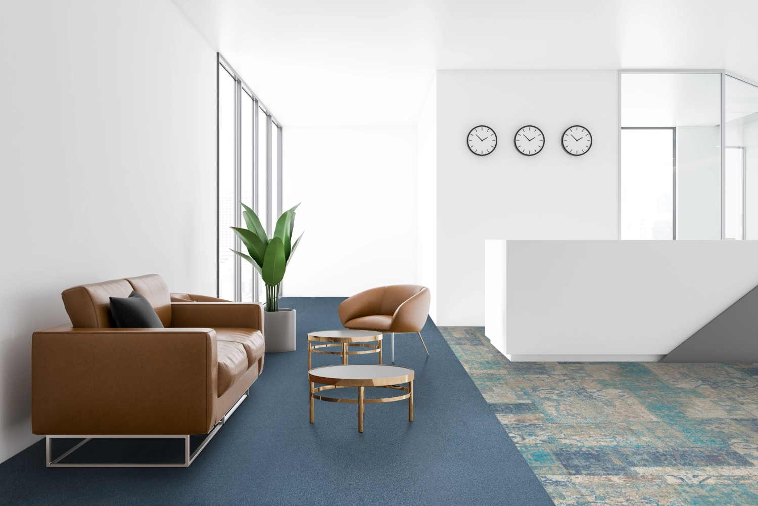 Raum Natura, Weißes Zimmer mit braunen Sofas, Kupfertisch und blauem Teppich auf dem Boden